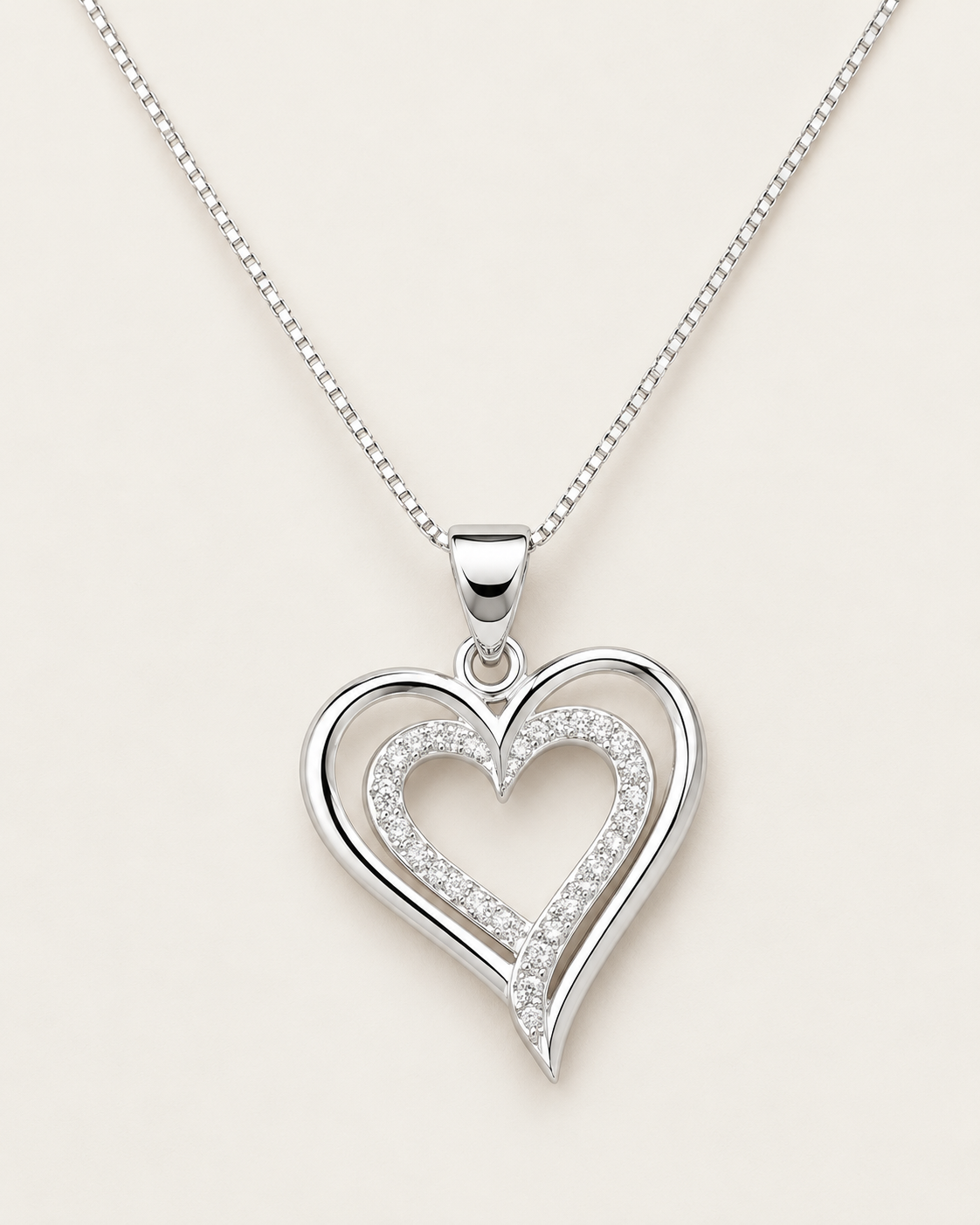 Collar con colgante de doble corazón y detalles brillantes
