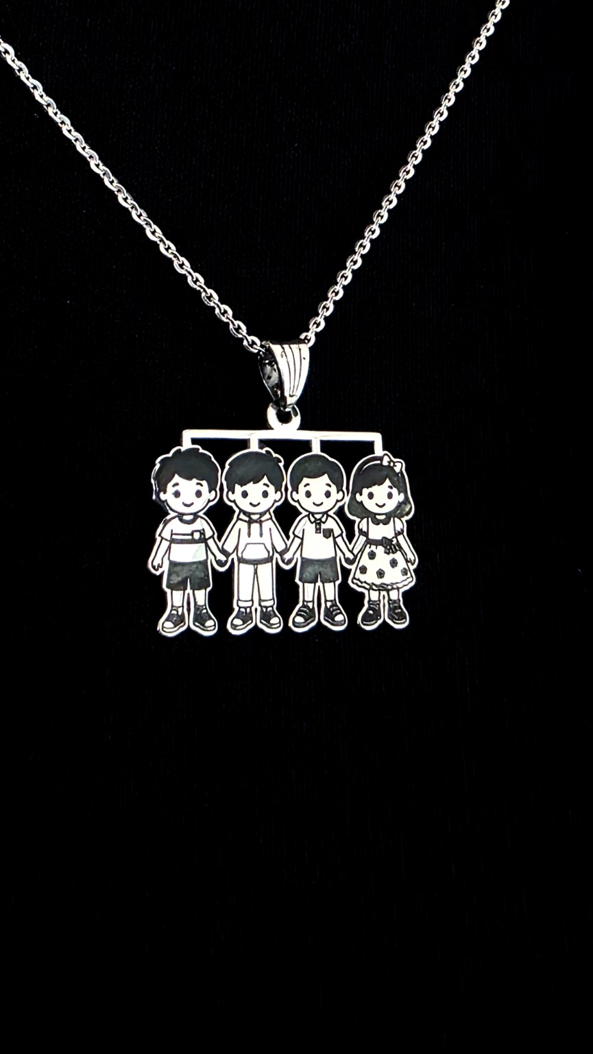 Collar familiar personalizado con cuatro figuras sobre fondo negro