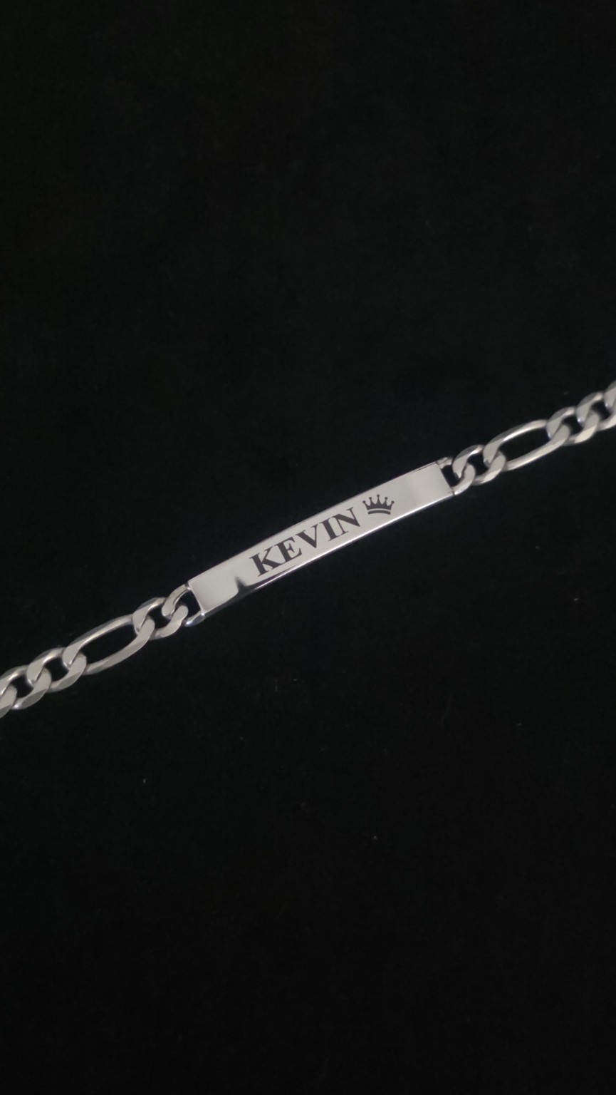 Pulsera de plata grabada con el nombre Kevin y una corona, trabajo de Mar de Plata