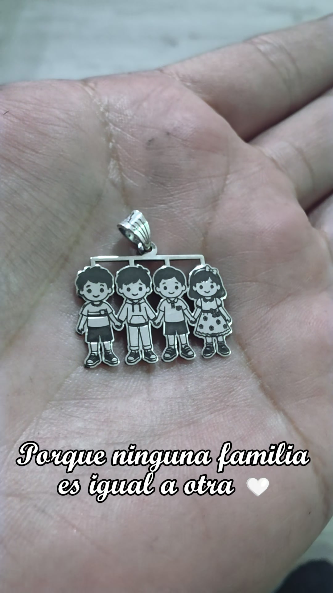 Colgante familiar personalizado con cuatro figuras, mostrado sobre la mano